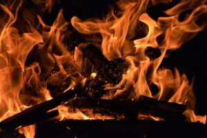 Análisis por Factores: chispas, combustible y llamas